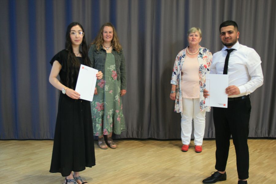 Bildunterzeile: Geflüchtete fassen Fuß auf dem Arbeitsmarkt mit Unterstützung der Praktikumsakquisiteure – (v.l.) Schülerin Viyan Ibrahim, die Schulsozialarbeiterin Jana Evers, die Praktikumsakquisiteurin Ingrid Aspin und Schüler Shaker Ari Hussein. Foto: Bildungs-und Integrationszentrum Kreis Paderborn 